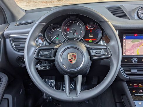 Certified 2025 Porsche Macan AWD/4WD image 15