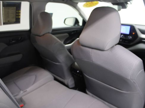 Used 2023 Toyota Highlander LE image 33