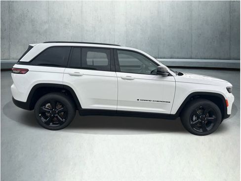 New 2025 Jeep Grand Cherokee Altitude image 6