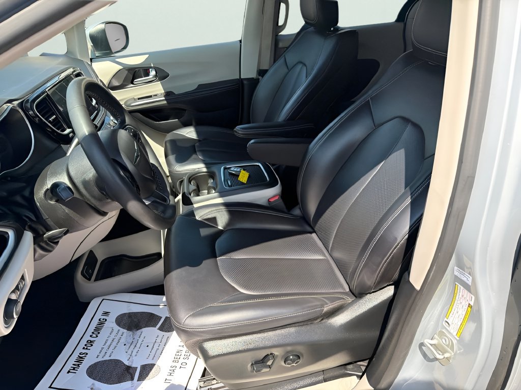 Used 2023 Chrysler Pacifica Touring-L FWD image 21