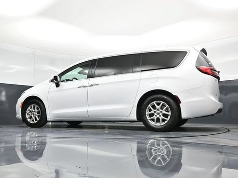 Certified 2024 Chrysler Pacifica Touring-L FWD image 64