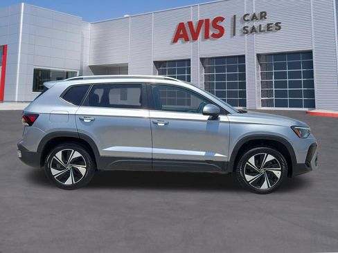 Used 2025 Volkswagen Taos SE AWD/4WD image 5