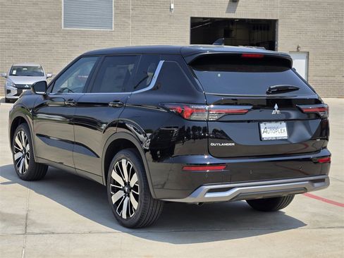 New 2025 Mitsubishi Outlander SE image 3
