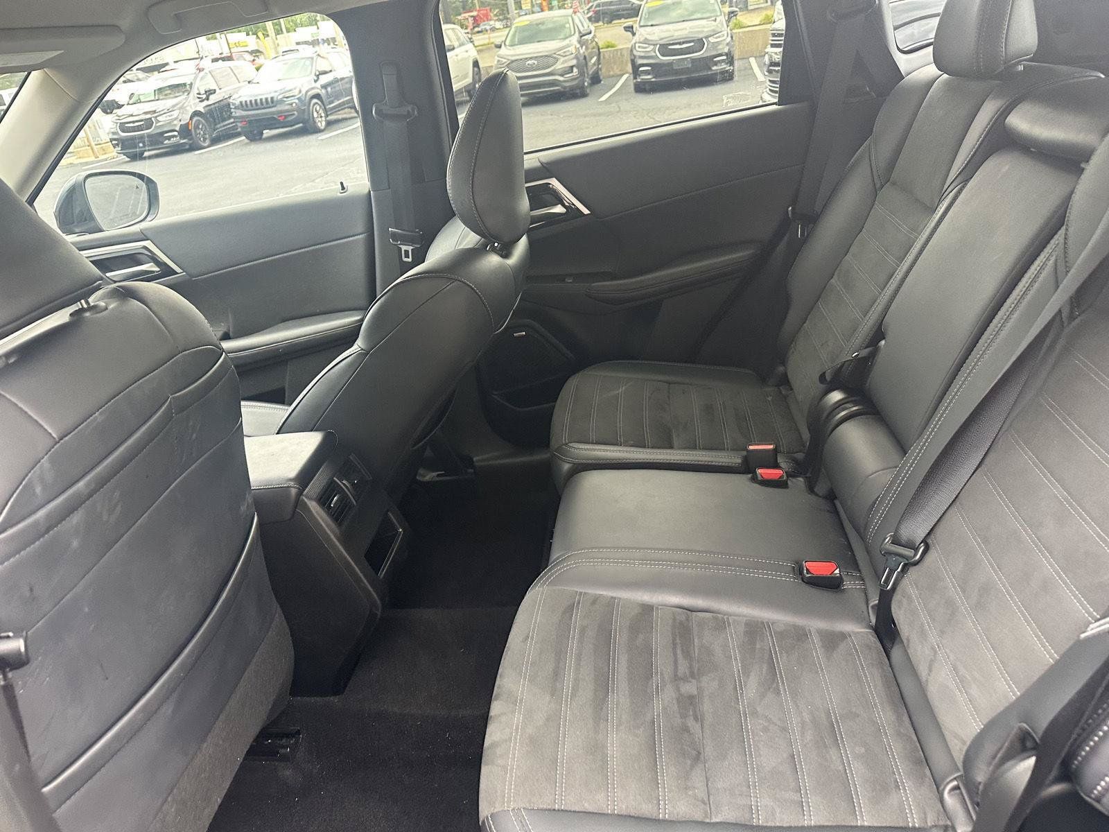 Used 2025 Mitsubishi Outlander AWD image 28