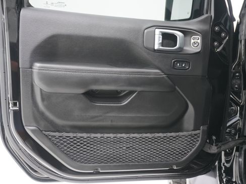 Used 2022 Jeep Wrangler Unlimited Sahara AWD/4WD image 17