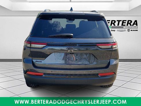 Used 2022 Jeep Grand Cherokee Altitude AWD/4WD image 5
