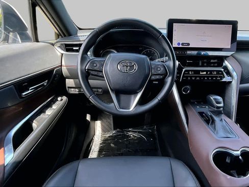 Used 2023 Toyota Venza XLE AWD/4WD image 6