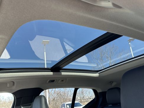 Used 2022 Volvo XC40 T5 Momentum w/ Premium Package image 29