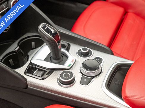 Used 2023 Alfa Romeo Giulia Veloce AWD/4WD image 18