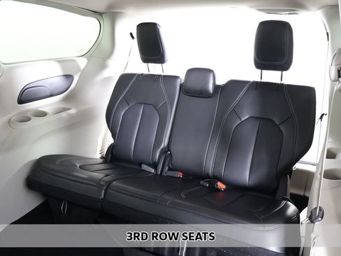Used 2024 Chrysler Pacifica Touring-L FWD image 8