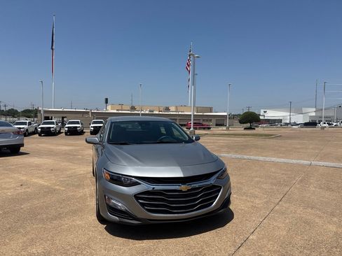 Used 2025 Chevrolet Malibu LS FWD image 3
