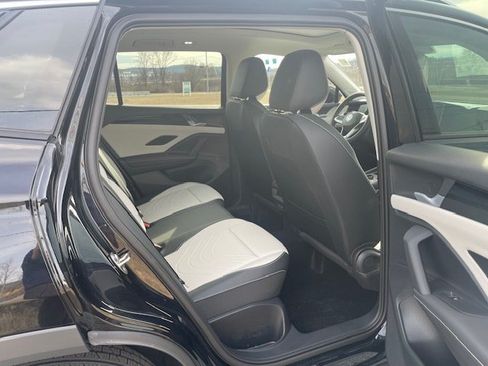 New 2025 Volkswagen Tiguan SE AWD/4WD image 11