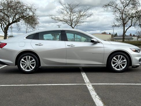 Used 2017 Chevrolet Malibu LT image 3