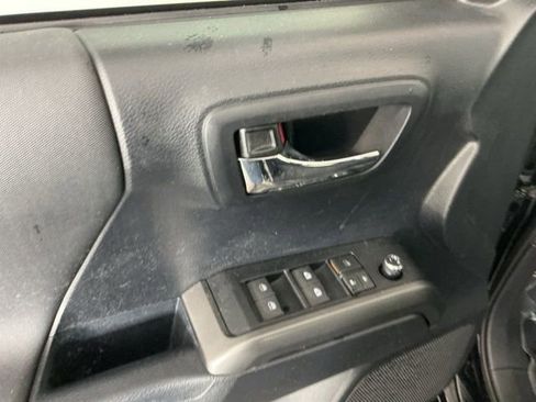 Used 2018 Toyota Tacoma TRD Off-Road w/ Technology Package image 11