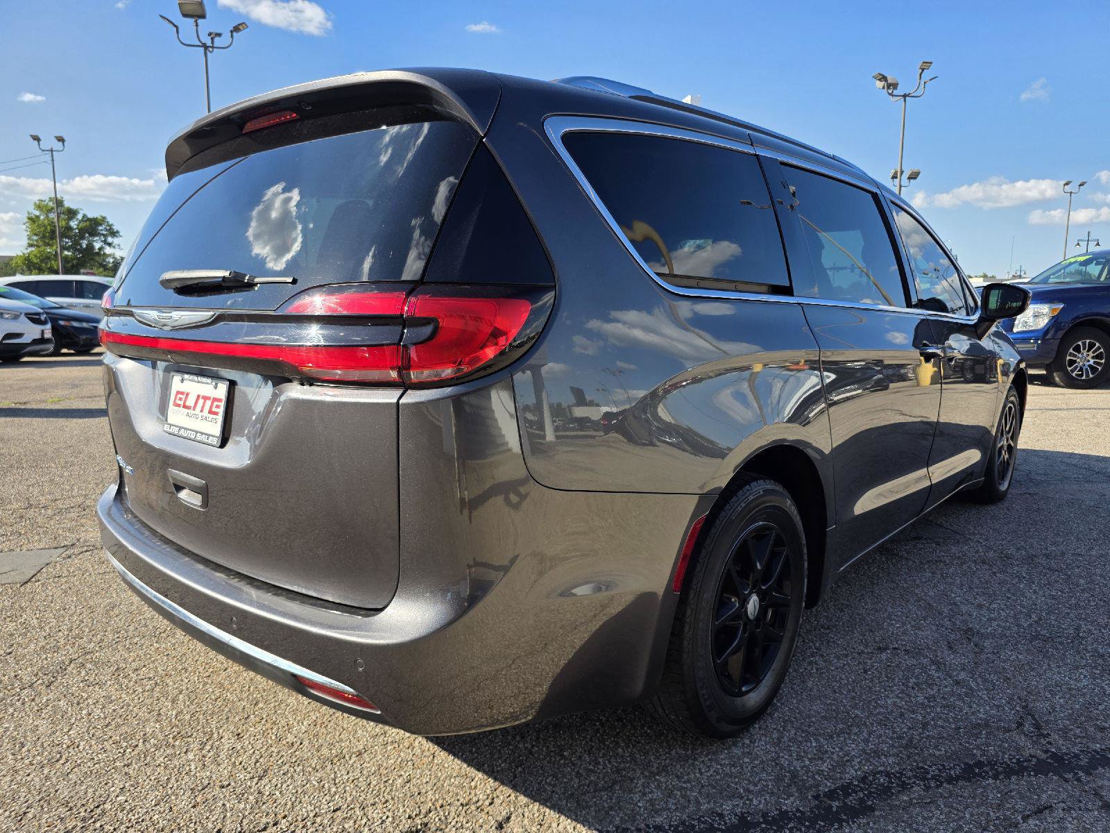 Used 2021 Chrysler Pacifica Touring-L FWD image 5