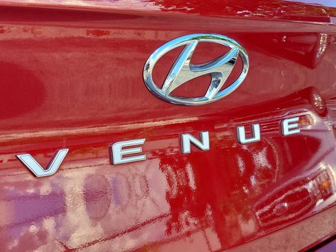 Used 2025 Hyundai Venue SEL FWD image 11