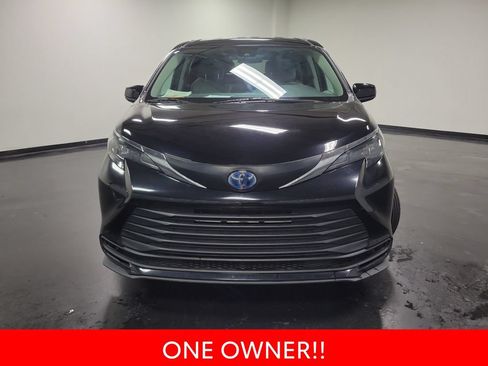 Used 2024 Toyota Sienna LE FWD image 3