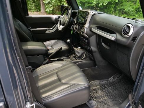 Used 2017 Jeep Wrangler Unlimited Sahara w/ Quick Order Package 23E Chief AWD/4WD image 34