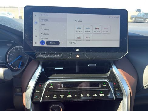 Certified 2024 Toyota Venza XLE image 21