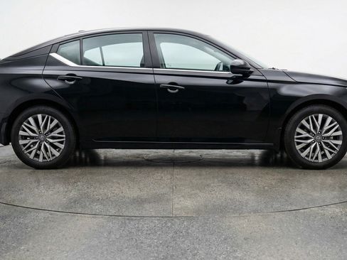 Used 2025 Nissan Altima 2.5 SV FWD image 11