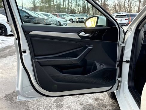 Certified 2024 Volkswagen Jetta SE w/ Panoramic Sunroof Package image 9