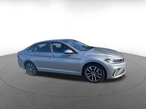 Used 2025 Volkswagen Jetta SE image 2