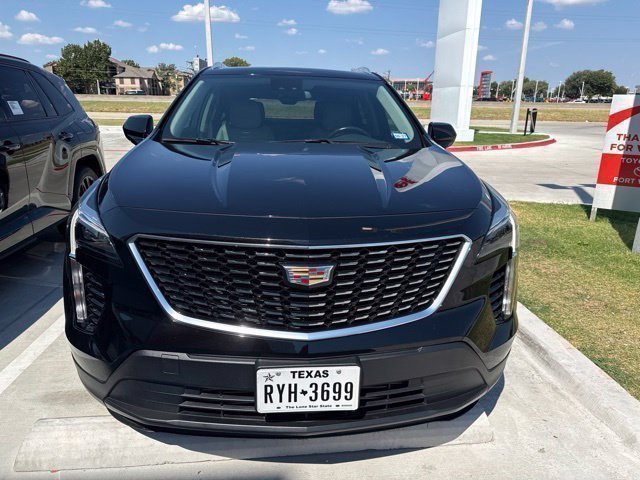 Used 2023 Cadillac XT4 Luxury w/ Cold Weather Package FWD image 3