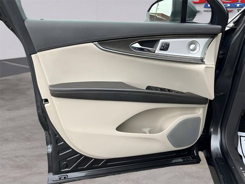 Used 2020 Lincoln Nautilus Reserve w/ Equipment Group 202A image 11