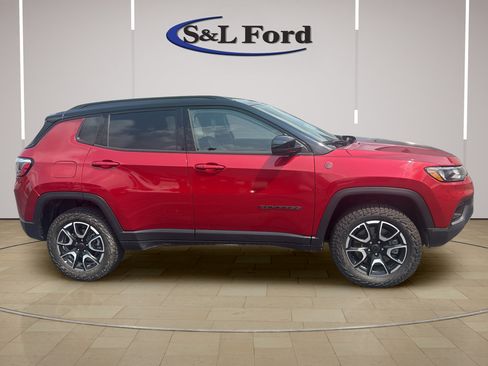 Used 2025 Jeep Compass Trailhawk AWD/4WD image 10