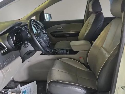 Used 2017 Kia Sedona LX w/ LX Essentials Premium Package image 3