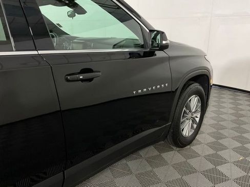 Used 2023 Chevrolet Traverse LT FWD image 9