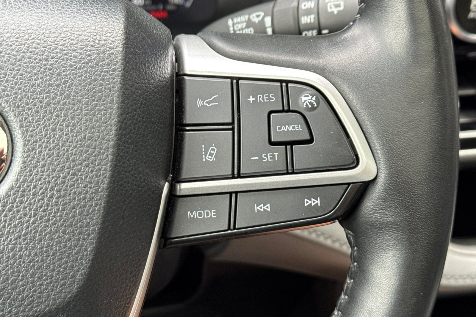 Used 2023 Toyota Highlander Platinum FWD image 31
