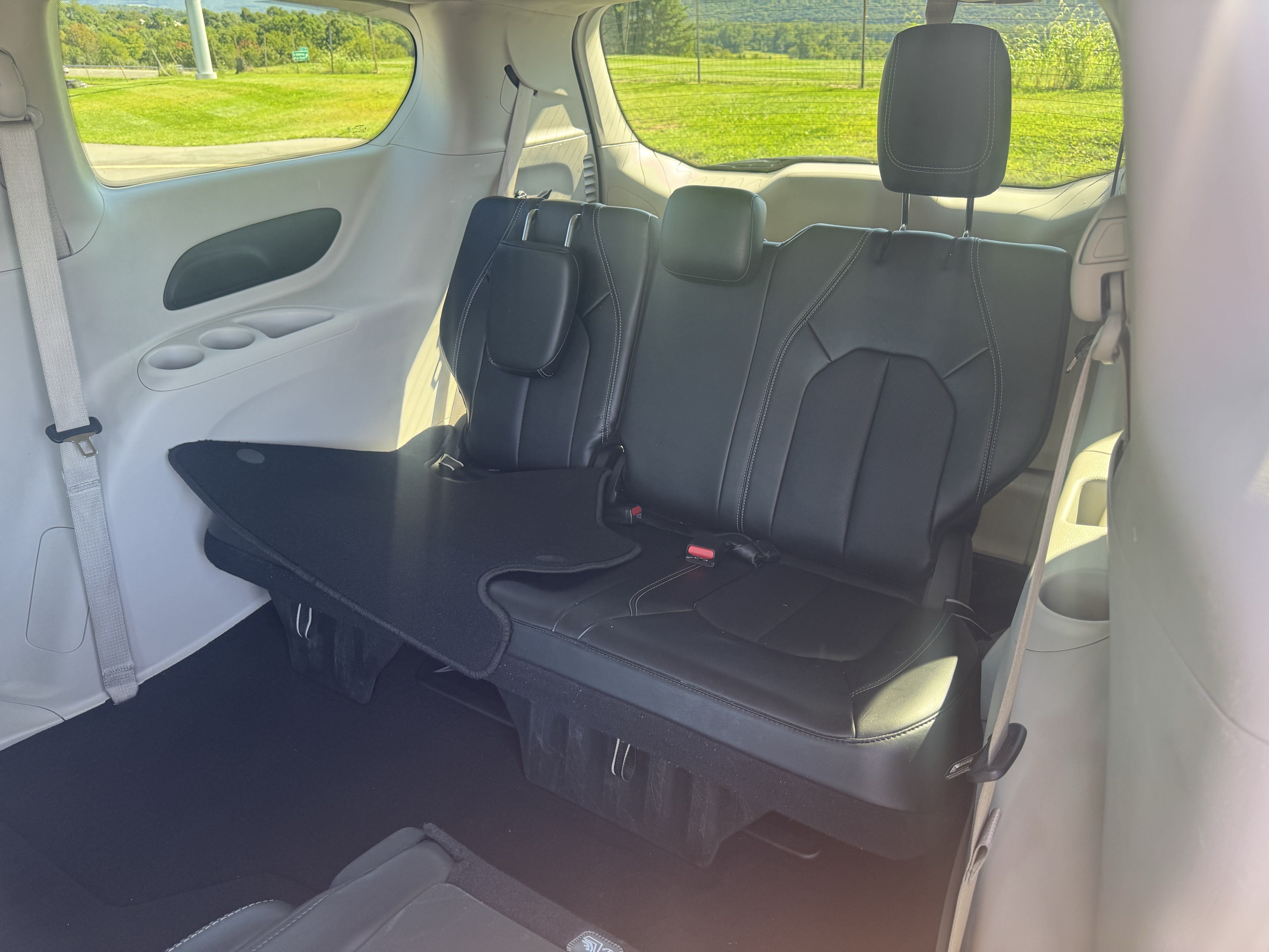 Used 2024 Chrysler Pacifica Touring-L FWD image 14