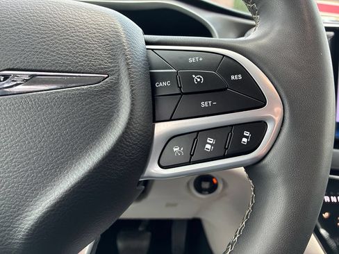 Used 2024 Chrysler Pacifica Touring-L FWD image 25
