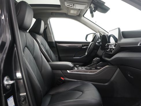 Used 2022 Toyota Highlander Platinum image 11