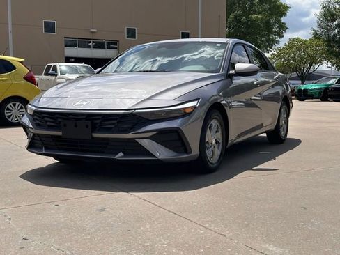 Used 2026 Hyundai Elantra SE FWD image 2