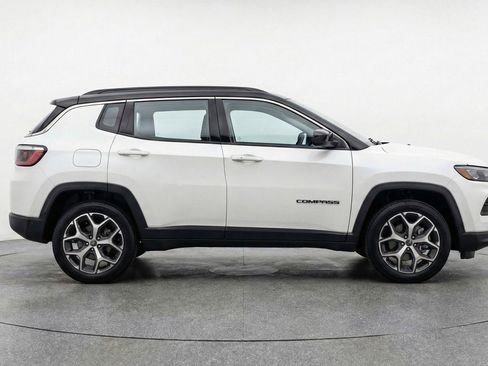 Used 2025 Jeep Compass Limited image 11