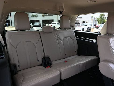 Used 2024 Ford Expedition Limited AWD/4WD image 19