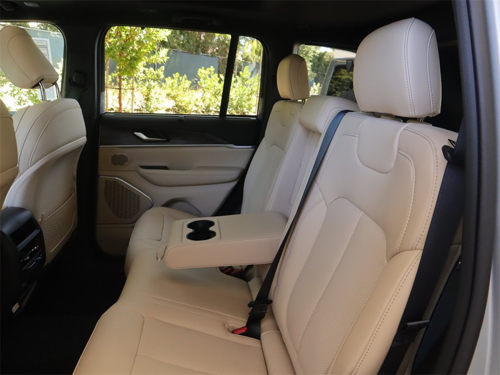 New 2023 Jeep Grand Cherokee Overland w/ Rear Seat Video Group I RWD image 25