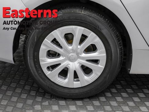 Used 2022 Toyota Prius LE image 28