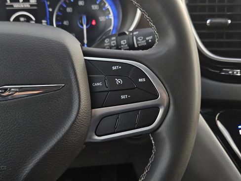 Used 2023 Chrysler Voyager LX image 16