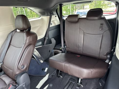 Certified 2023 Toyota Sienna Platinum FWD image 33