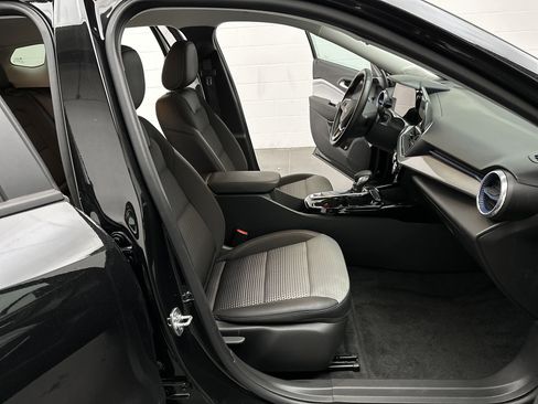 Used 2025 Chevrolet Trax LT w/ LT Convenience Package FWD image 19