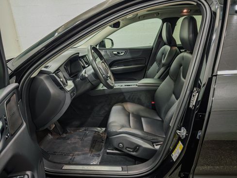 Used 2019 Volvo XC60 T5 Momentum w/ Multimedia Package AWD/4WD image 13