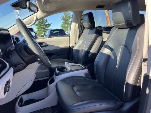 Used 2024 Chrysler Pacifica Touring-L FWD image 13