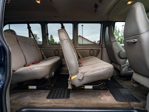 Used 2009 Chevrolet Express 1500 Passenger image 15