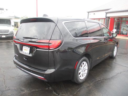 Used 2023 Chrysler Pacifica Touring-L FWD image 8