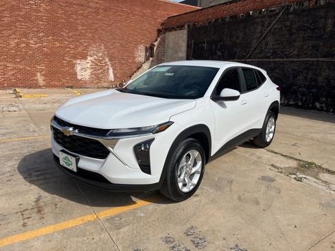 New 2026 Chevrolet Trax LS w/ LS Convenience Package FWD image 1