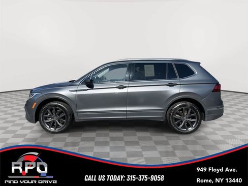 Used 2022 Volkswagen Tiguan SE AWD/4WD image 2