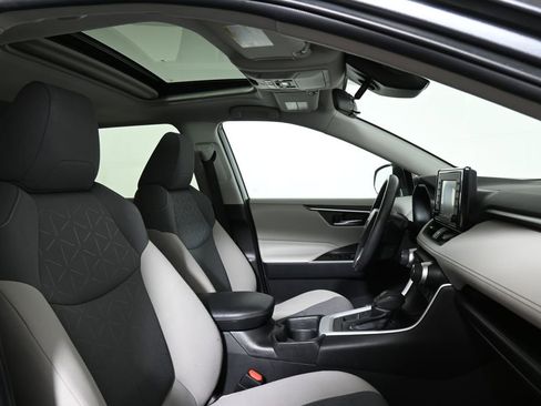 Used 2021 Toyota RAV4 XLE w/ Convenience Package image 28